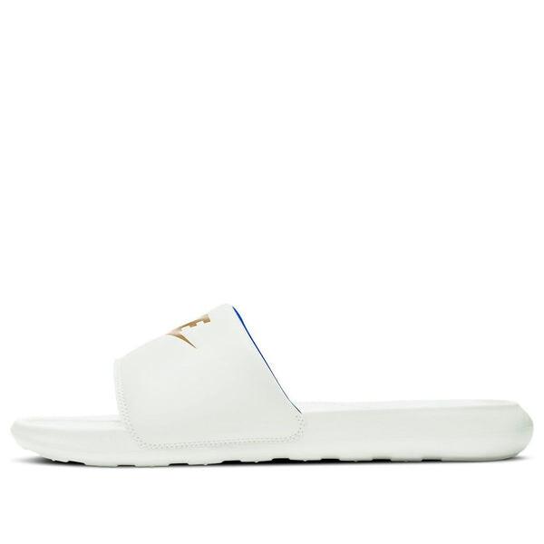 Тапочки victori one slide 'summit white metallic gold' Nike, белый
Тапочки victori one slide 'summit white metallic gold' Nike, белый