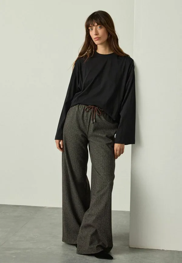 Футболка с круглым вырезом и длинными рукавами стандартного кроя Next, Black, Черный, Футболка с круглым вырезом и длинными рукавами стандартного кроя Next, Black
Футболка с круглым вырезом и длинными рукавами стандартного кроя Next, Black, Черный, Футболка с круглым вырезом и длинными рукавами стандартного кроя Next, Black