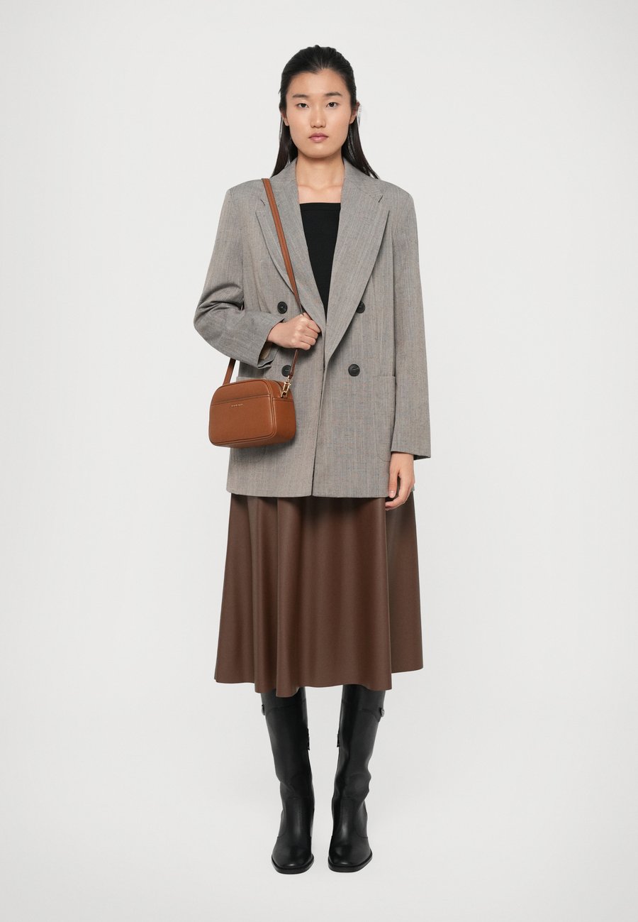 Сумка кросс-боди MICHAEL Michael Kors JET SET CAMERA, Light Brown
Сумка кросс-боди MICHAEL Michael Kors JET SET CAMERA, Light Brown