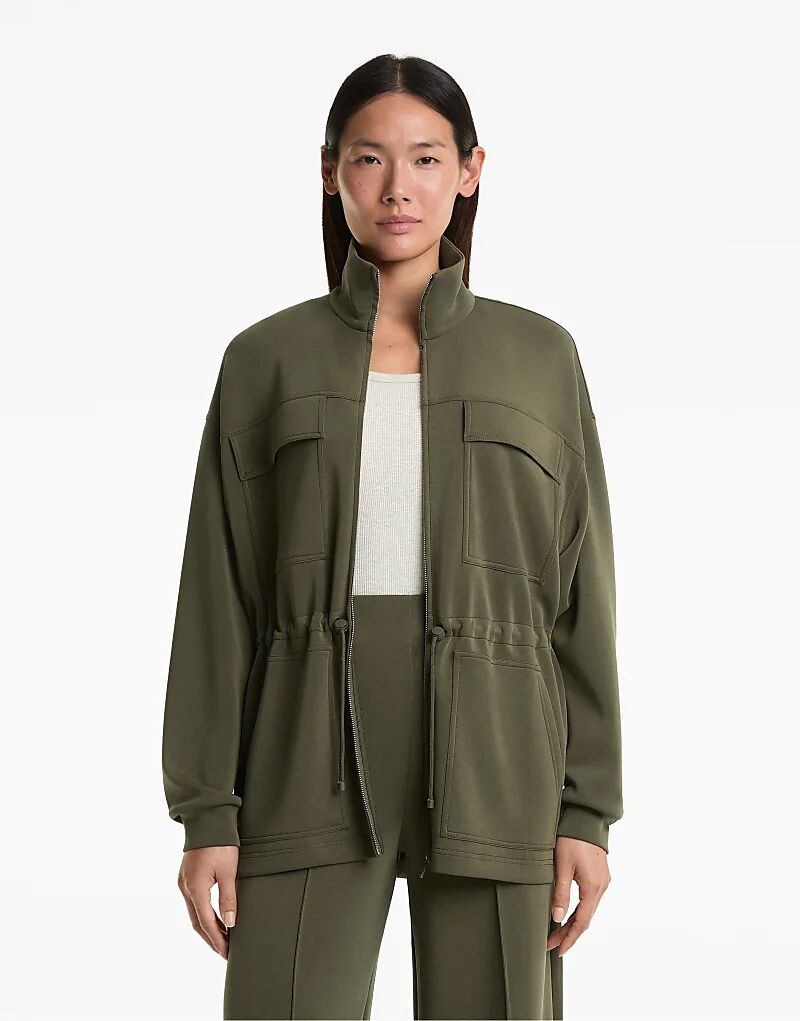 Длинная куртка OYSHO с 4 карманами из мягкого на ощупь модала зеленого цвета
Длинная куртка OYSHO с 4 карманами из мягкого на ощупь модала зеленого цвета