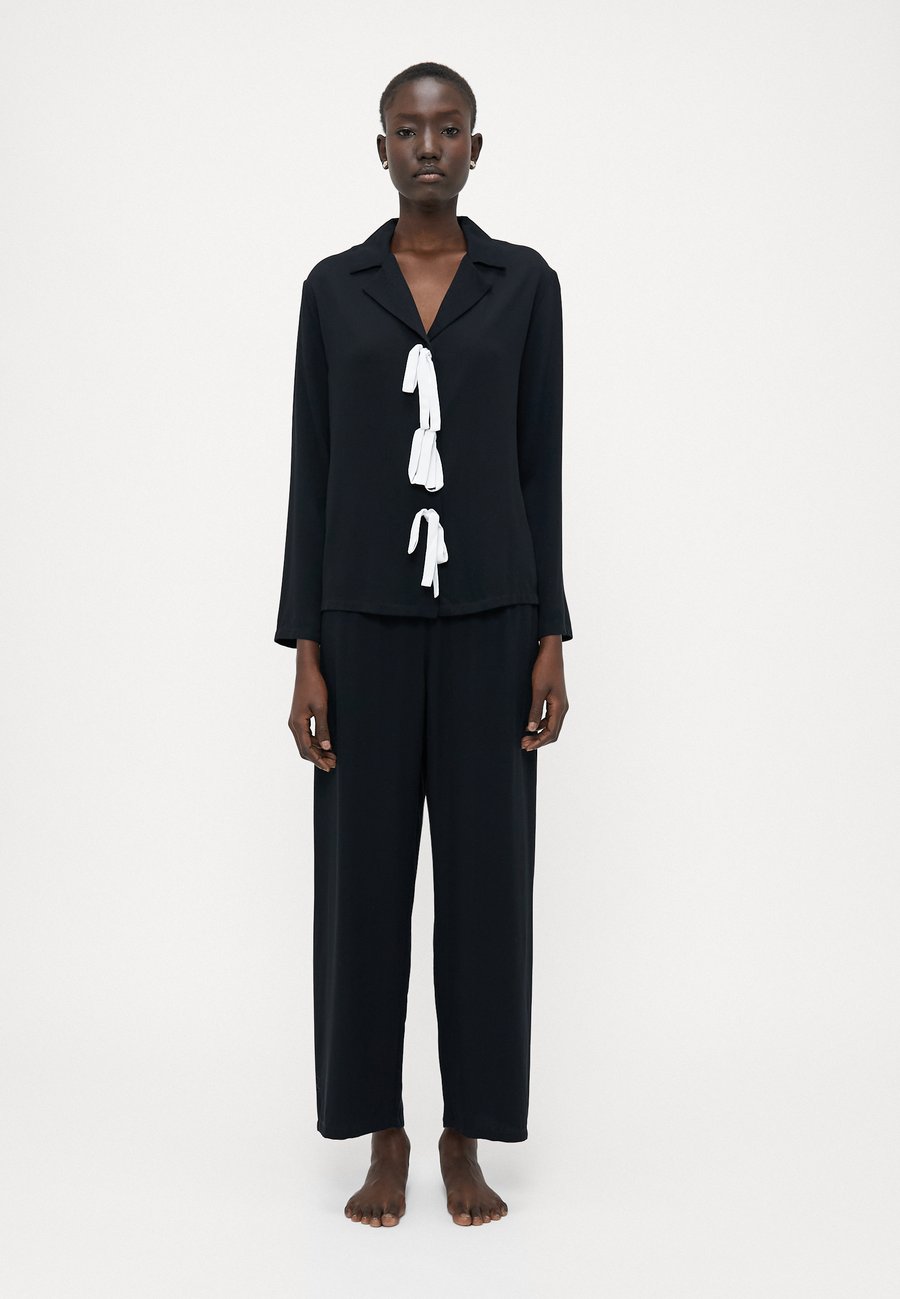 Пижамный комплект Sleeper THE BOW PAJAMA, Black
Пижамный комплект Sleeper THE BOW PAJAMA, Black