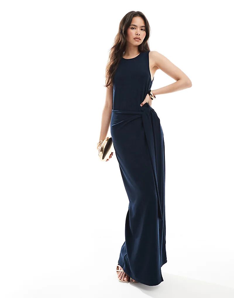 Платье макси без рукавов с драпировкой и завязками по бокам от 4th & Reckless, темно-синего цвета
Платье макси без рукавов с драпировкой и завязками по бокам от 4th & Reckless, темно-синего цвета