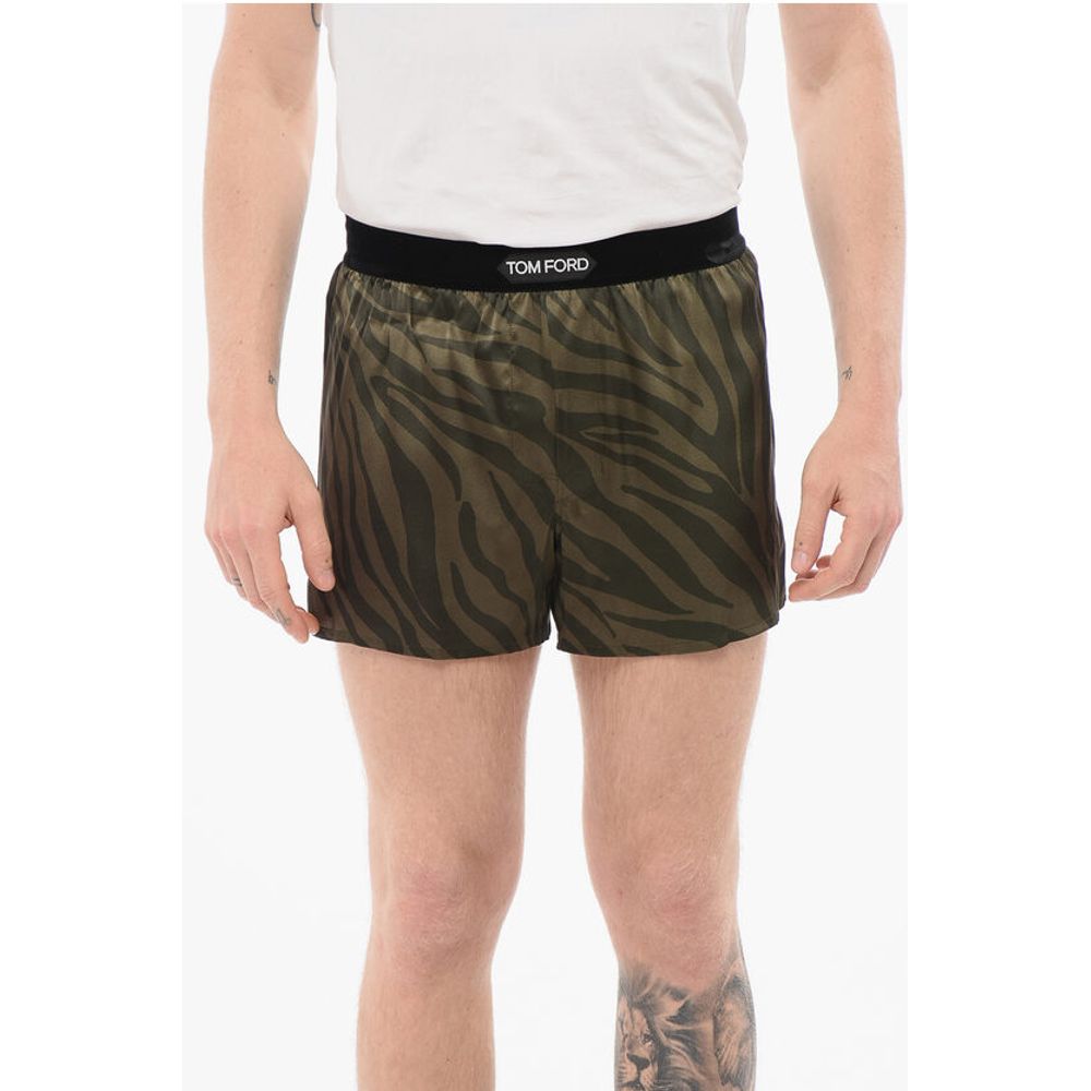 Трусы-боксеры из шелкового атласа с анималистичным узором и велюровой отделкой Tom Ford, зеленый
Трусы-боксеры из шелкового атласа с анималистичным узором и велюровой отделкой Tom Ford, зеленый