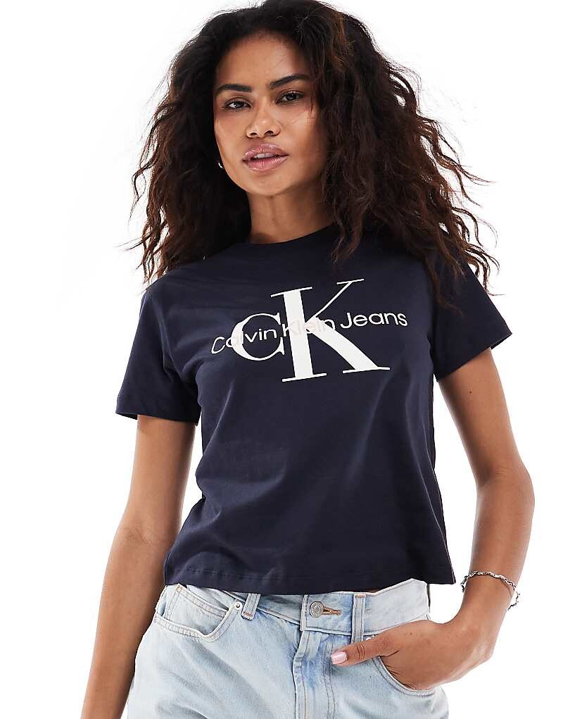 Короткая футболка темно-синего цвета Calvin Klein Jeans – с черно-белым логотипом
Короткая футболка темно-синего цвета Calvin Klein Jeans – с черно-белым логотипом