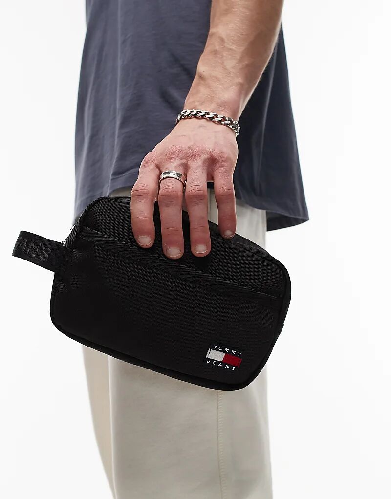 Незаменимая косметичка Tommy Jeans черного цвета
Незаменимая косметичка Tommy Jeans черного цвета