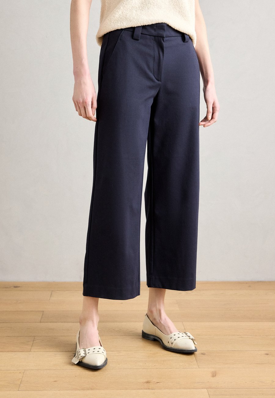 Брюки Marc O'Polo PANTS MEDIUM RISE WIDE LEG CROPPED, Thunder Blue/Dark Blue
Брюки Marc O'Polo PANTS MEDIUM RISE WIDE LEG CROPPED, Thunder Blue/Dark Blue