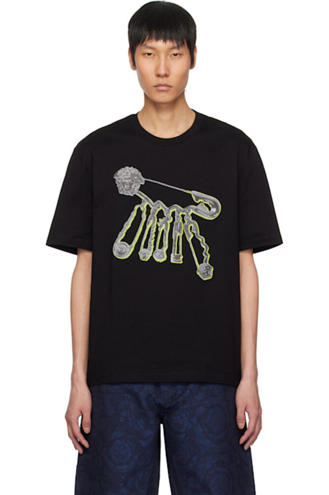 Черная футболка с надписью «Versace Pop Pin»
Черная футболка с надписью «Versace Pop Pin»