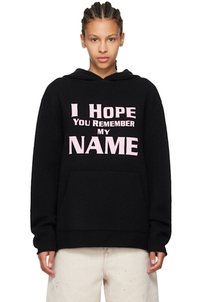 Черная толстовка с капюшоном «Надеюсь, ты помнишь мое имя» We11done
Черная толстовка с капюшоном «Надеюсь, ты помнишь мое имя» We11done