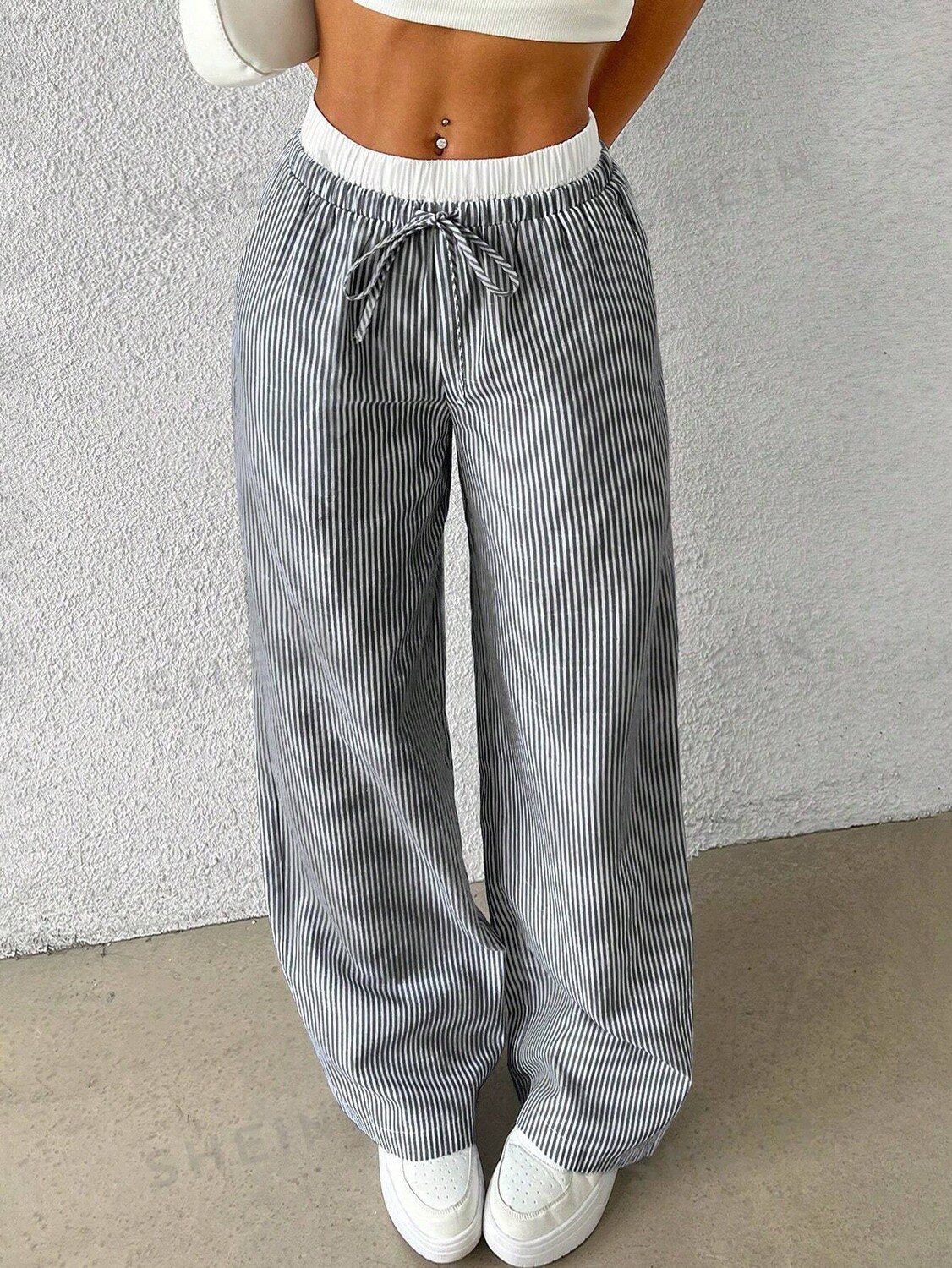 EZwear Тканые брюки в полоску Контраст синего цвета с белой талией для женщин больших размеров Shein, черный
EZwear Тканые брюки в полоску Контраст синего цвета с белой талией для женщин больших размеров Shein, черный