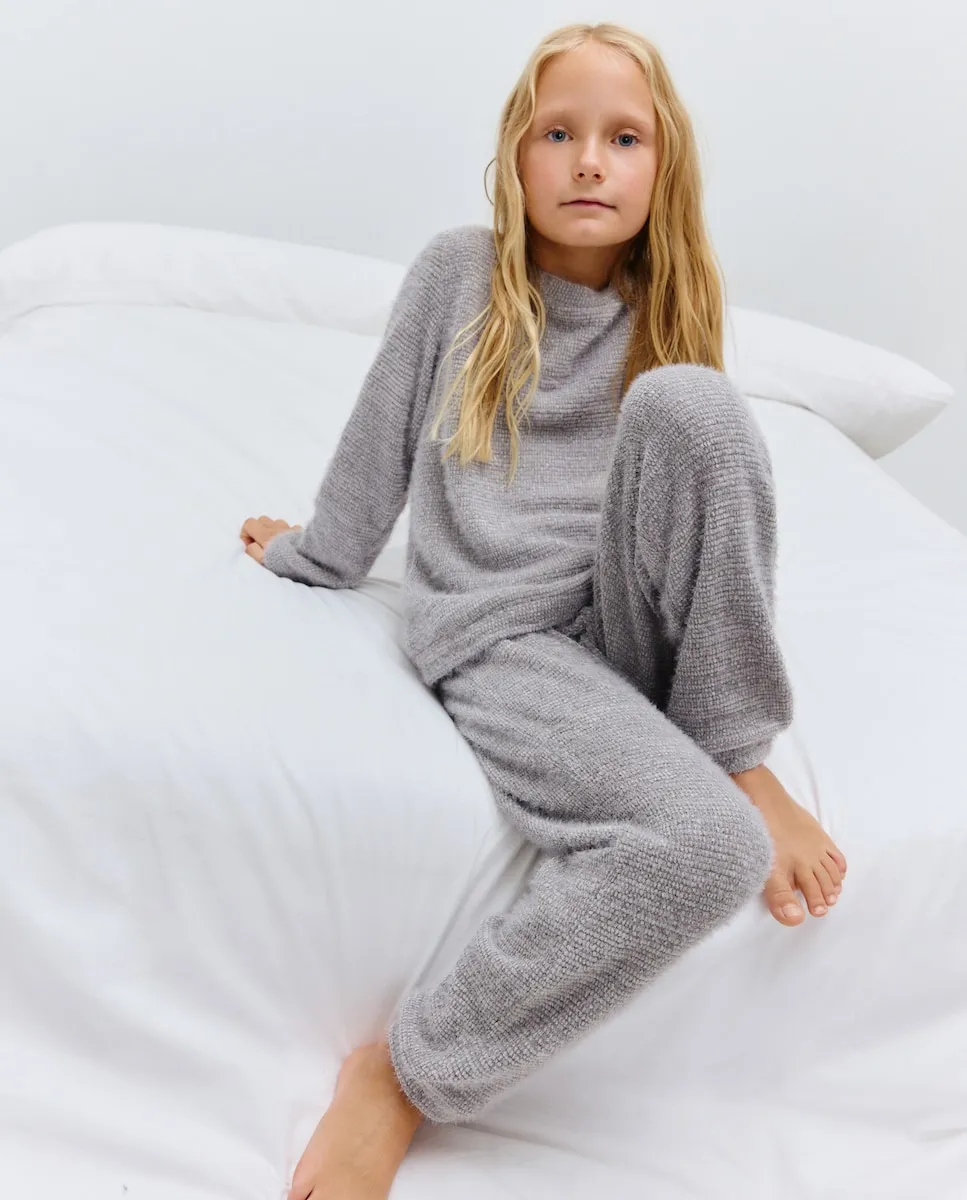 Полный длинный трикотажный пижамный комплект с отделкой из искусственного меха для девочки Cotton Juice, антрацитовый
Полный длинный трикотажный пижамный комплект с отделкой из искусственного меха для девочки Cotton Juice, антрацитовый