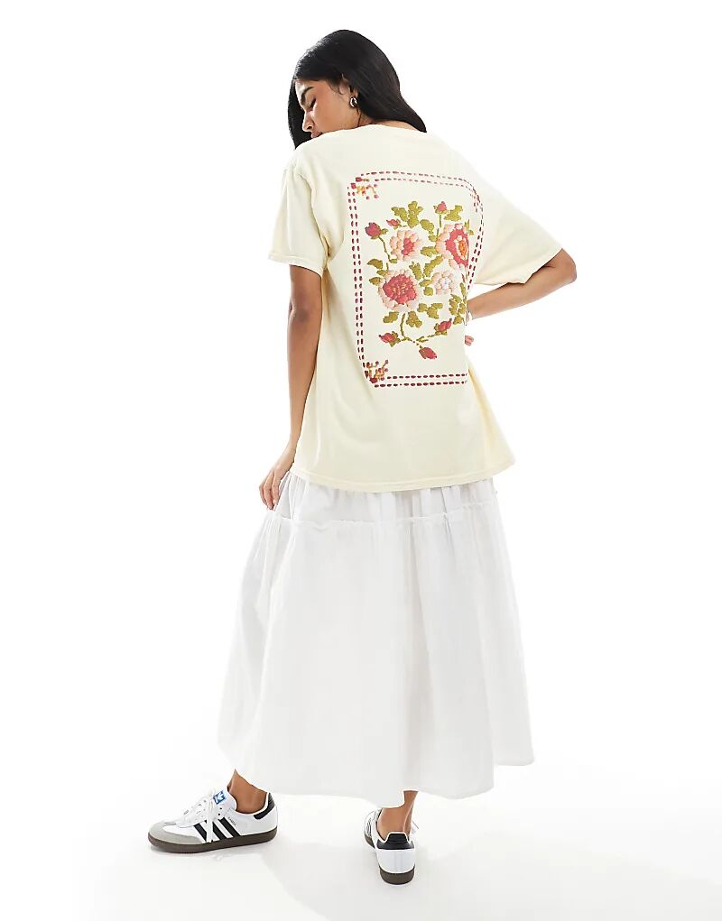 Футболка большого размера с цветочным гобеленом от Miss Selfridge
Футболка большого размера с цветочным гобеленом от Miss Selfridge