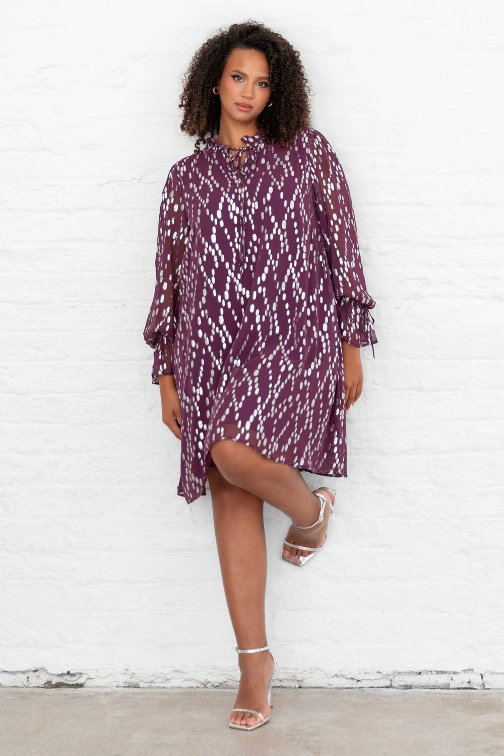 Платье халат с люрексом и оборкой на шее Lovedrobe, фиолетовый 
Платье халат с люрексом и оборкой на шее Lovedrobe, фиолетовый