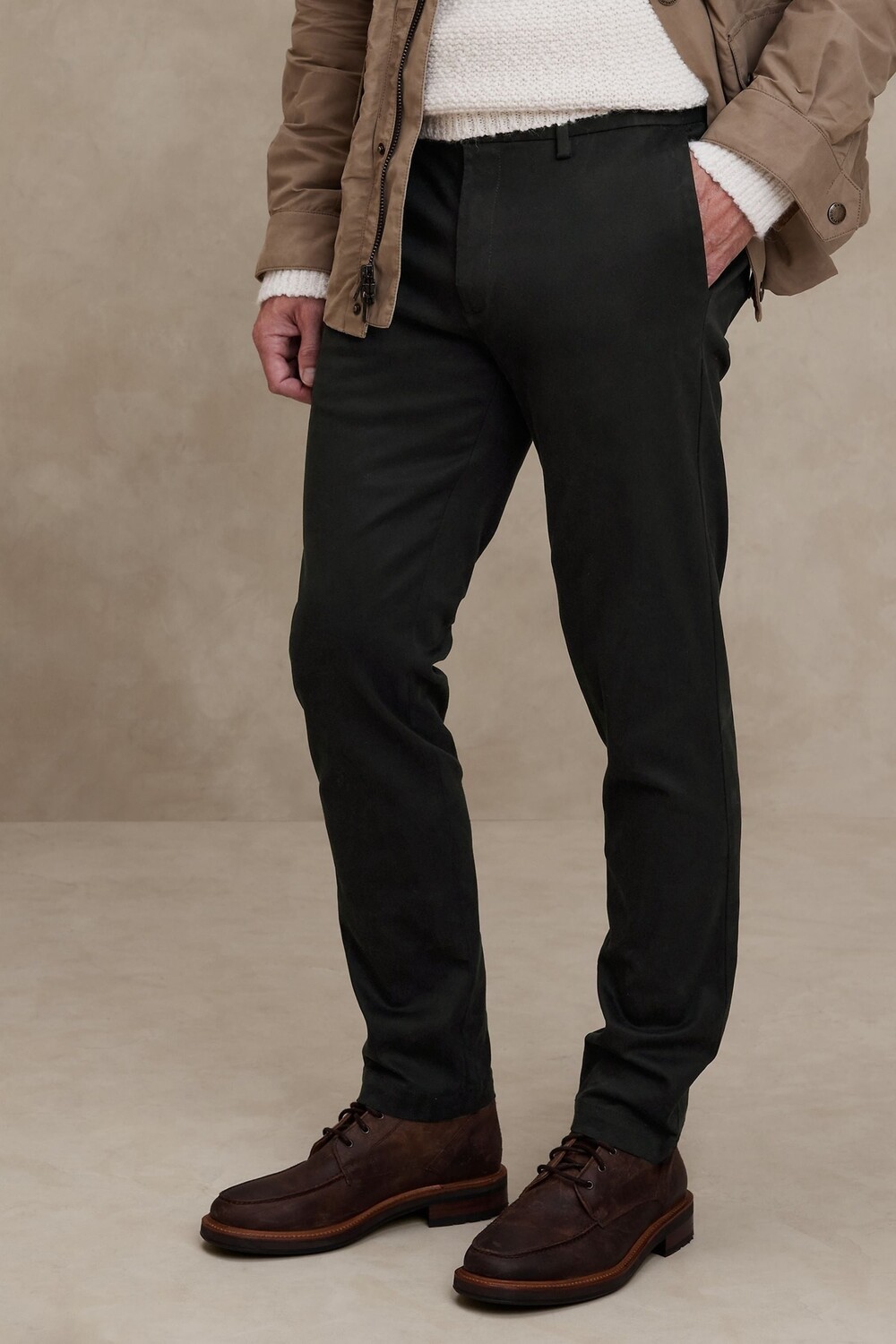 Облегающие брюки-чиносы с быстрым движением Banana Republic, черный
Облегающие брюки-чиносы с быстрым движением Banana Republic, черный