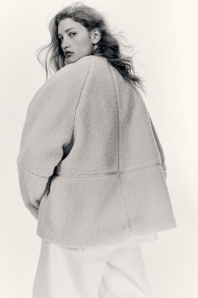 Куртка из плюшевого флиса H&M, бежевый 
Куртка из плюшевого флиса H&M, бежевый