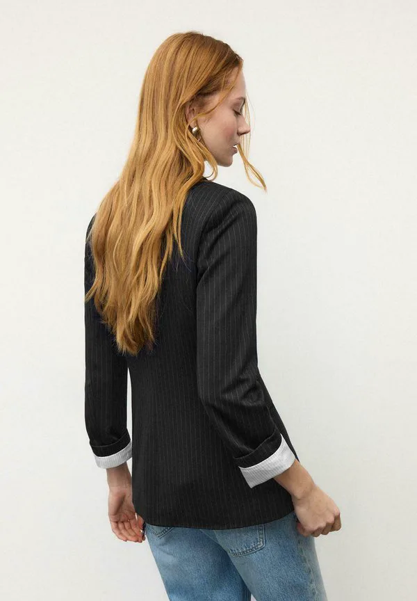 Простой полосатый пиджак Stradivarius, Dark Blue
Простой полосатый пиджак Stradivarius, Dark Blue