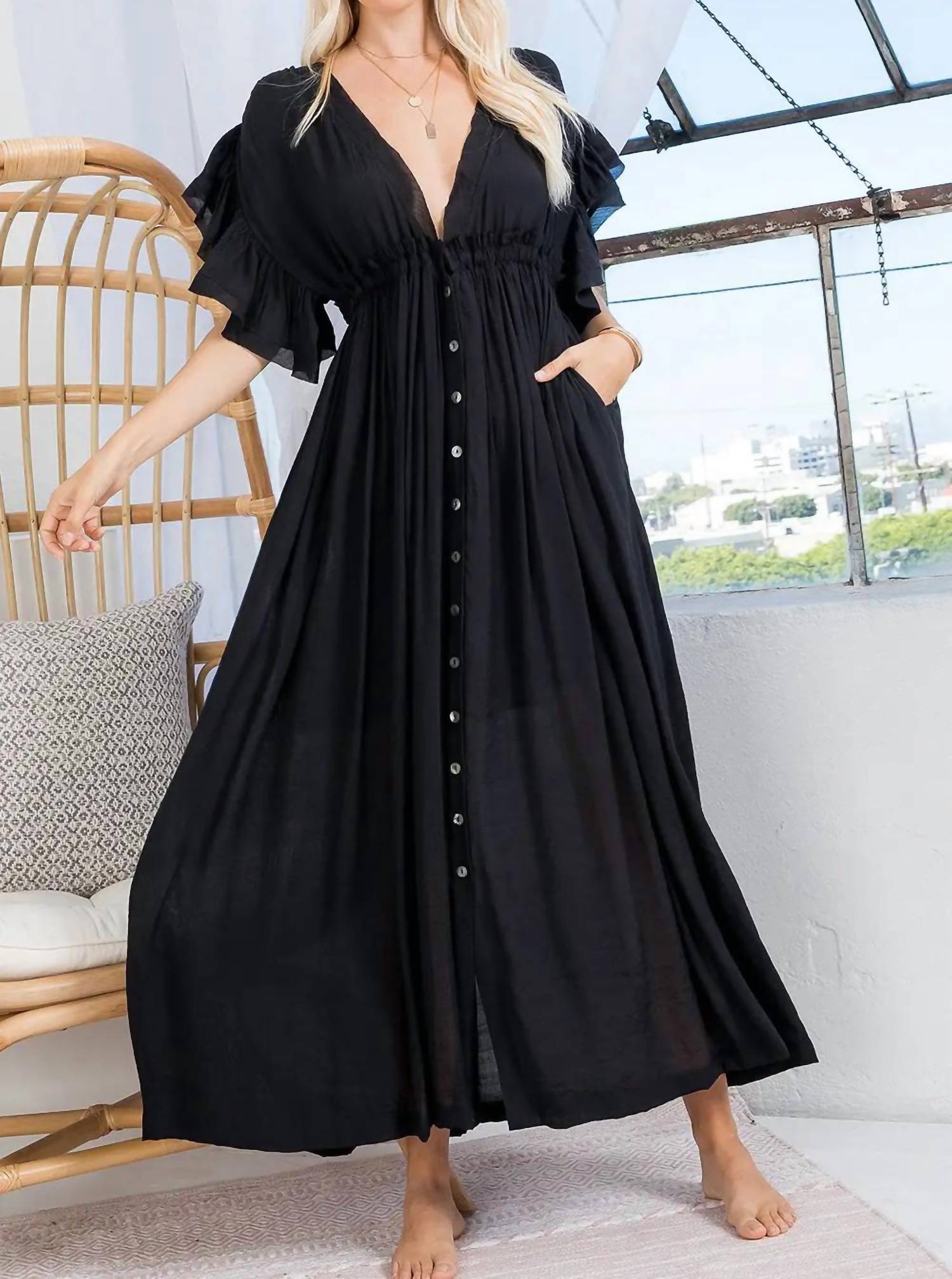 Платье макси с глубоким V-образным вырезом и оборками черного цвета Sweet Lovely by Jen
Платье макси с глубоким V-образным вырезом и оборками черного цвета Sweet Lovely by Jen