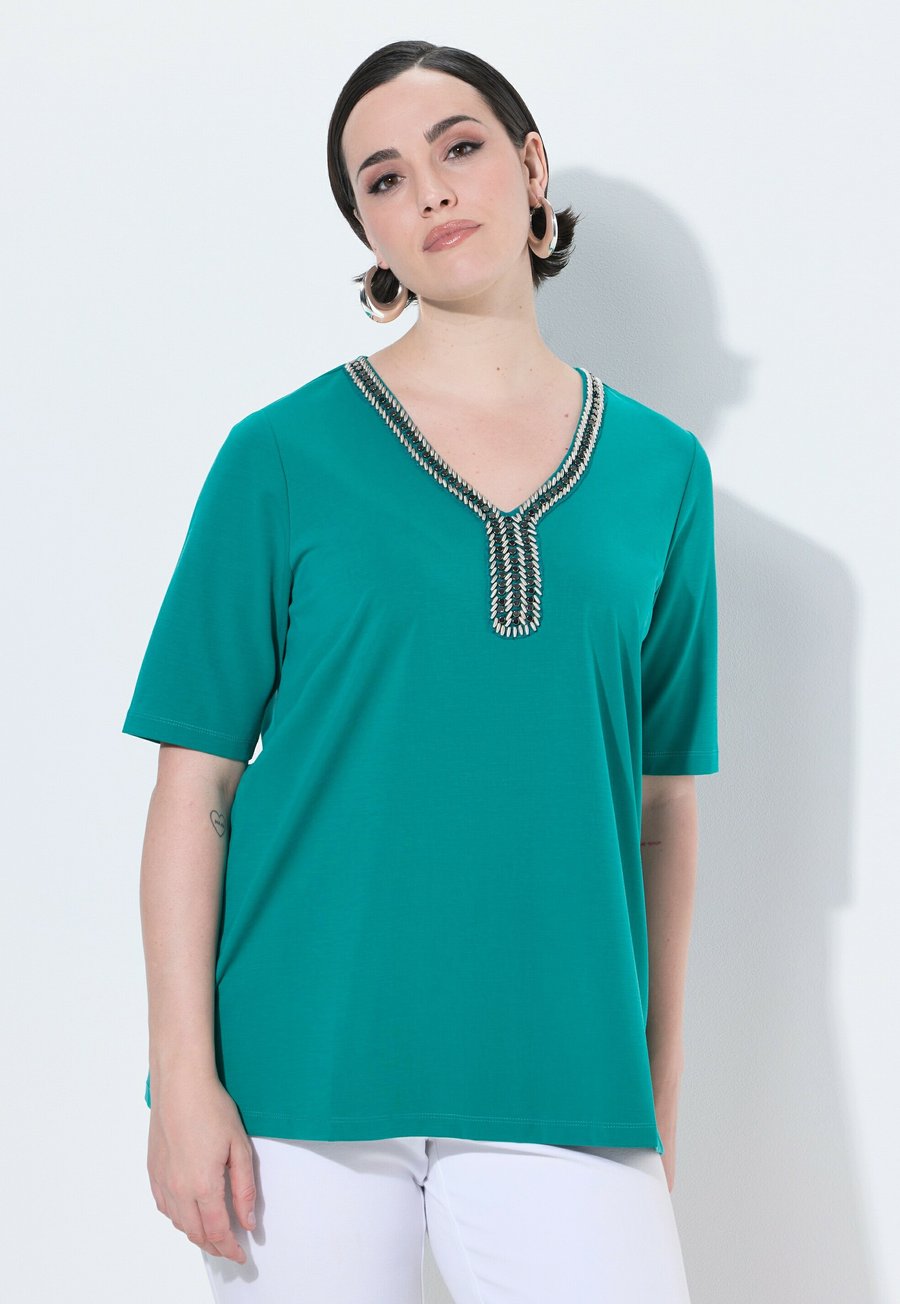 Футболка Ulla Popken BEADED NECKLINE SHORT SLEEVE TEE, Green Blue/Green, Зеленый, Футболка Ulla Popken BEADED NECKLINE SHORT SLEEVE TEE, Green Blue/Green
Футболка Ulla Popken BEADED NECKLINE SHORT SLEEVE TEE, Green Blue/Green, Зеленый, Футболка Ulla Popken BEADED NECKLINE SHORT SLEEVE TEE, Green Blue/Green