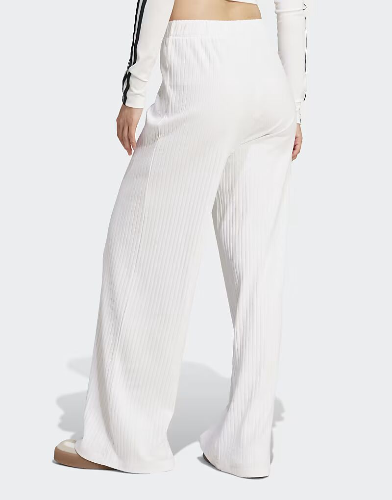 Широкие брюки Adidas Originals Essentials в рубчик белого цвета
Широкие брюки Adidas Originals Essentials в рубчик белого цвета