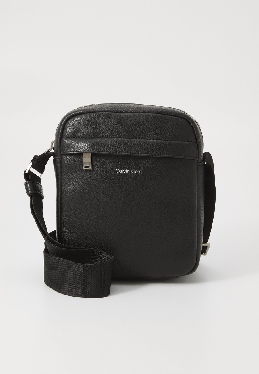 Сумка кросс-боди Calvin Klein RAISED REPORTER, Black
Сумка кросс-боди Calvin Klein RAISED REPORTER, Black