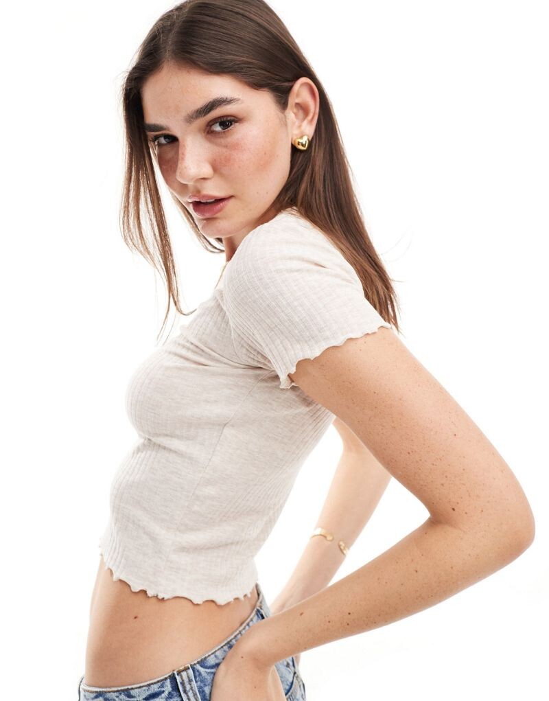 Only - Короткая футболка каменного цвета с фестончатым краем
Only - Короткая футболка каменного цвета с фестончатым краем