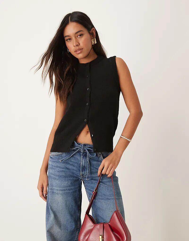 Трикотажный топ на пуговицах черного цвета New Look
Трикотажный топ на пуговицах черного цвета New Look