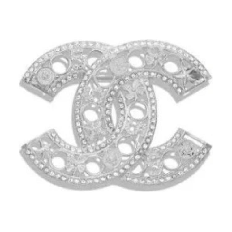 CHANEL Брошь женская серебряная
CHANEL Брошь женская серебряная