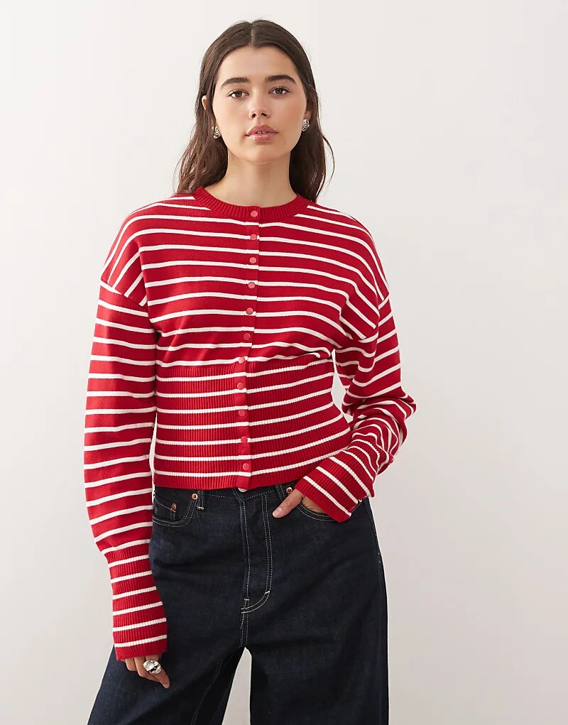 Вязаный кардиган Lioness Head In The Clouds с завышенной талией в красную полоску
Вязаный кардиган Lioness Head In The Clouds с завышенной талией в красную полоску