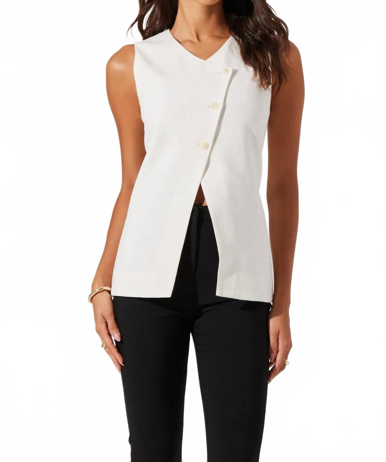 Асимметричный жилет Sonja в белом цвете ASTR
Асимметричный жилет Sonja в белом цвете ASTR