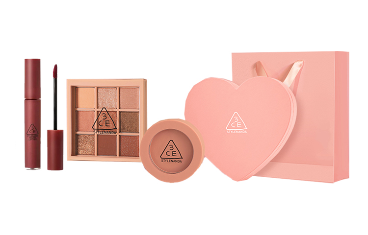 Набор косметики для женщин 3CE
Набор косметики для женщин 3CE