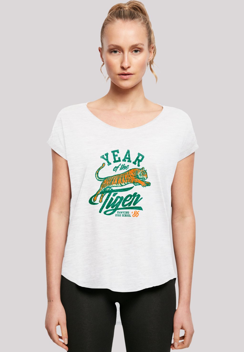 Футболка с принтом STRANGER THINGS HAWKINS YEAR OF THE TIGER 86 NETFLIX TV SERIES F4NT4STIC, белый
Футболка с принтом STRANGER THINGS HAWKINS YEAR OF THE TIGER 86 NETFLIX TV SERIES F4NT4STIC, белый