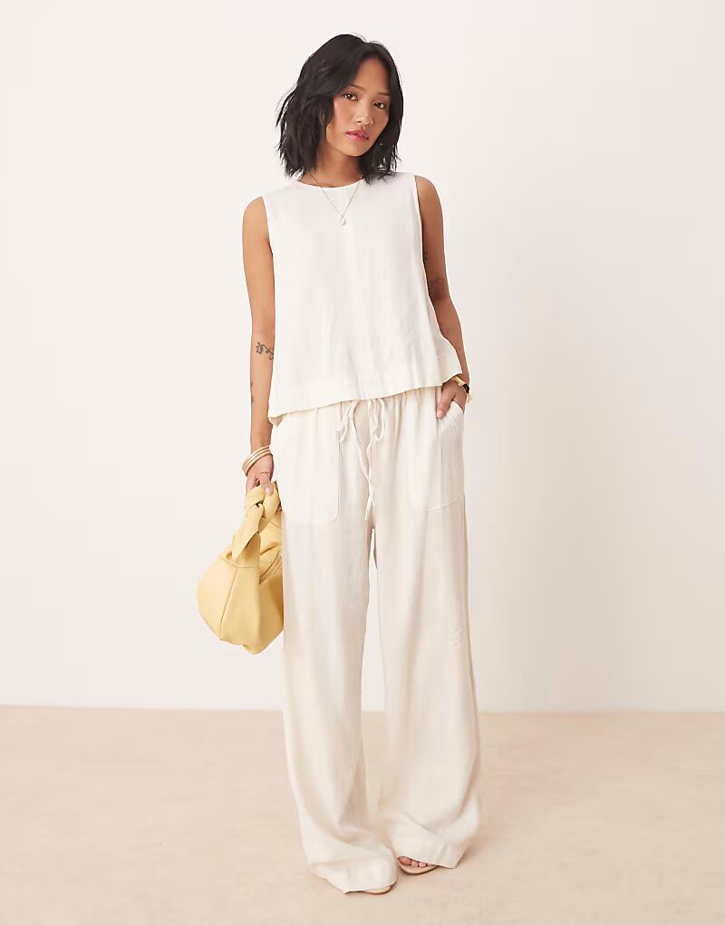 Брюки прямого покроя Nobody's Child Petite Shona кремового цвета
Брюки прямого покроя Nobody's Child Petite Shona кремового цвета