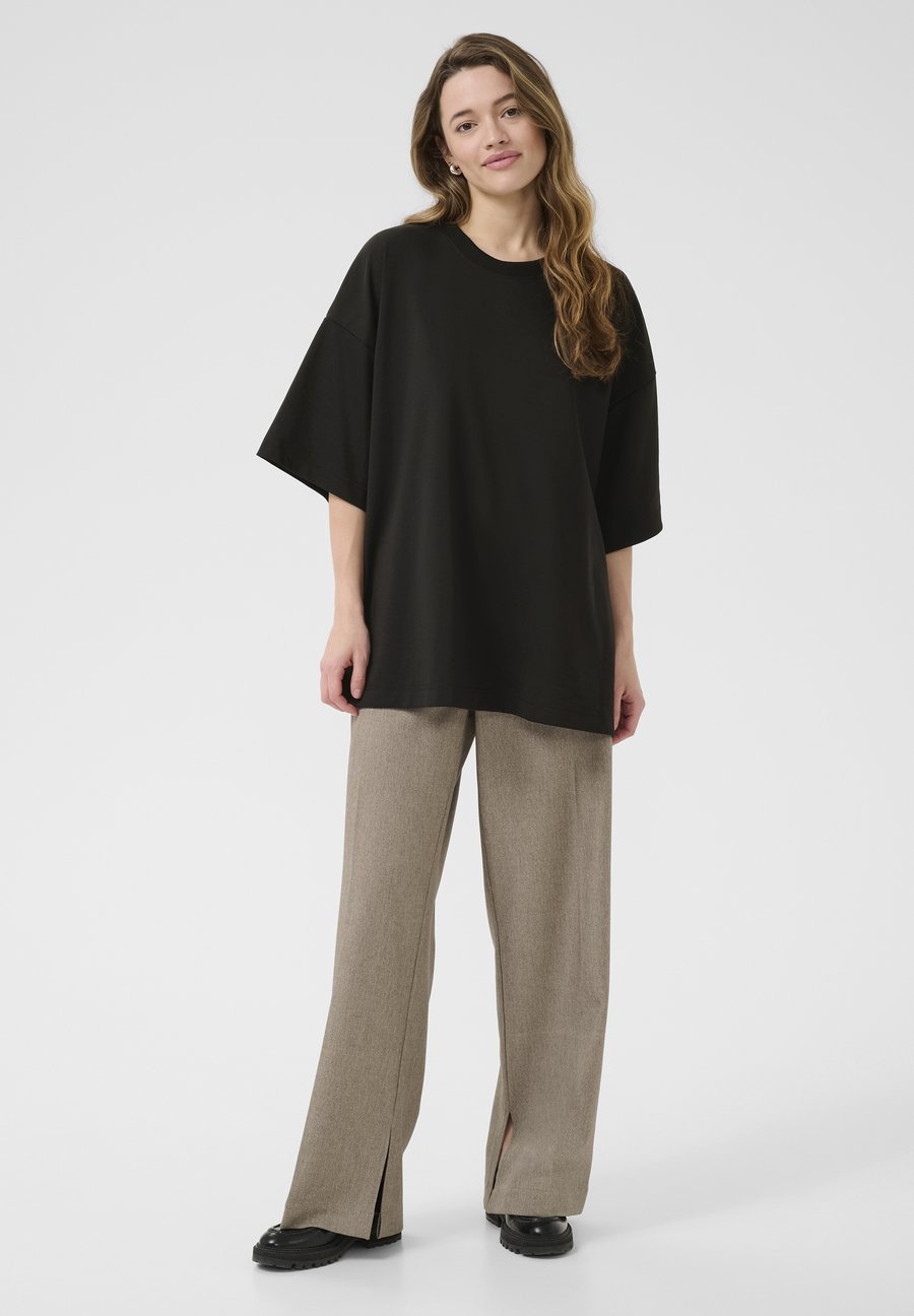 Футболка Kaffe SLIT, Black Deep/Mottled Black, Черный, Футболка Kaffe SLIT, Black Deep/Mottled Black
Футболка Kaffe SLIT, Black Deep/Mottled Black, Черный, Футболка Kaffe SLIT, Black Deep/Mottled Black