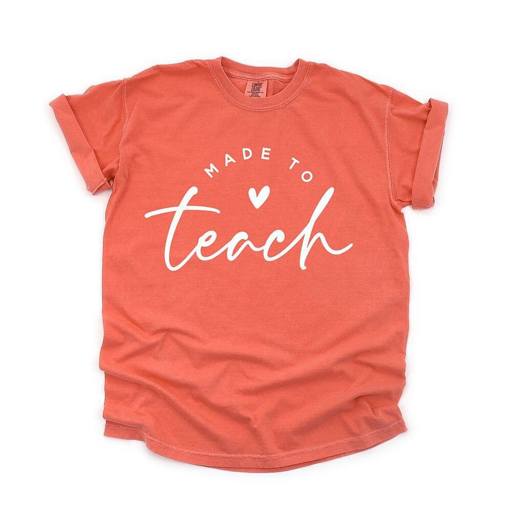 Футболки Made To Teach, окрашенные в готовой одежде Simply Sage Market, цвет Bright Salmon 
Футболки Made To Teach, окрашенные в готовой одежде Simply Sage Market, цвет Bright Salmon