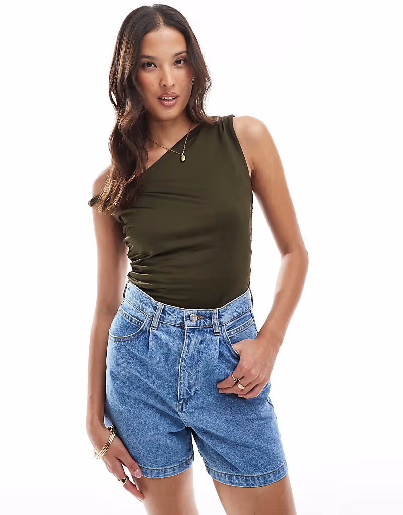 Шорты-бермуды из денима Miss Selfridge средней степени стертости
Шорты-бермуды из денима Miss Selfridge средней степени стертости