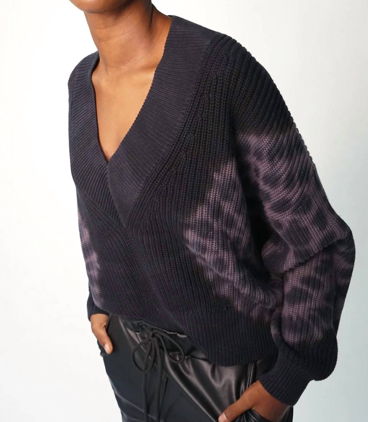 Свитер Roux цвета можжевельника Sunbleach Electric & Rose, цвет sunbleach juniper.
Свитер Roux цвета можжевельника Sunbleach Electric & Rose, цвет sunbleach juniper.