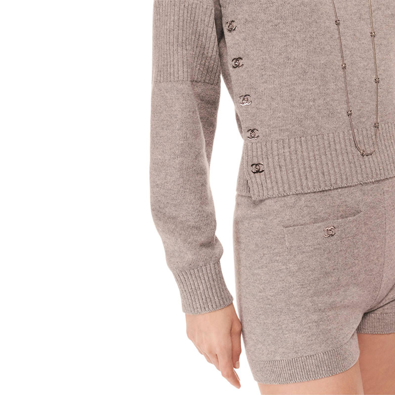 Вязаный кардиган FW24 женский цвета хаки CHANEL
Вязаный кардиган FW24 женский цвета хаки CHANEL