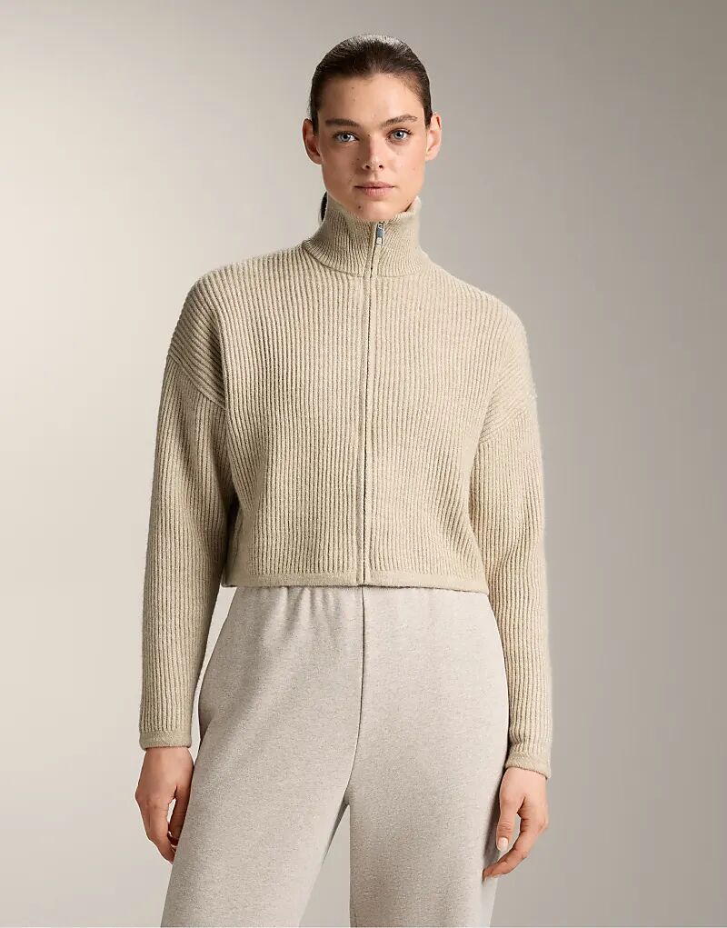 Укороченная трикотажная куртка OYSHO с высоким воротником в цвете «камень»
Укороченная трикотажная куртка OYSHO с высоким воротником в цвете «камень»