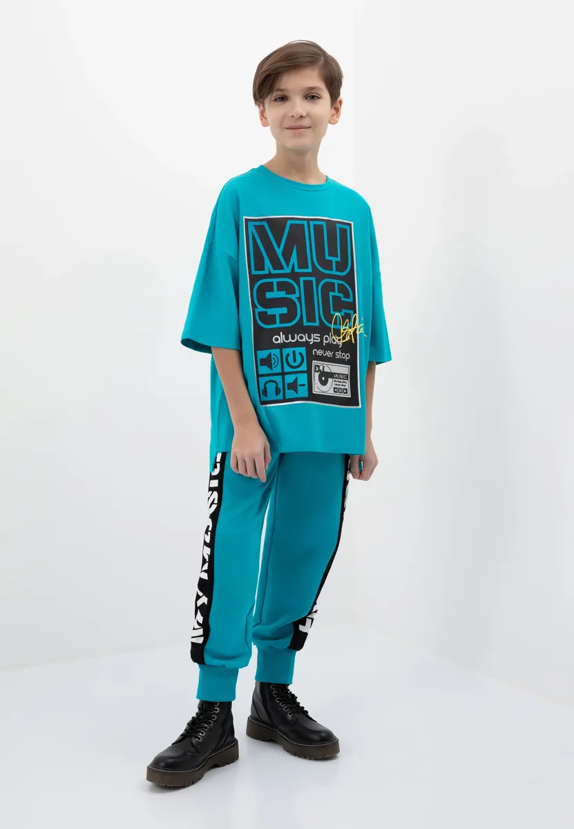 Брюки из ткани Gulliver с надписью сбоку, бирюзовый
Брюки из ткани Gulliver с надписью сбоку, бирюзовый