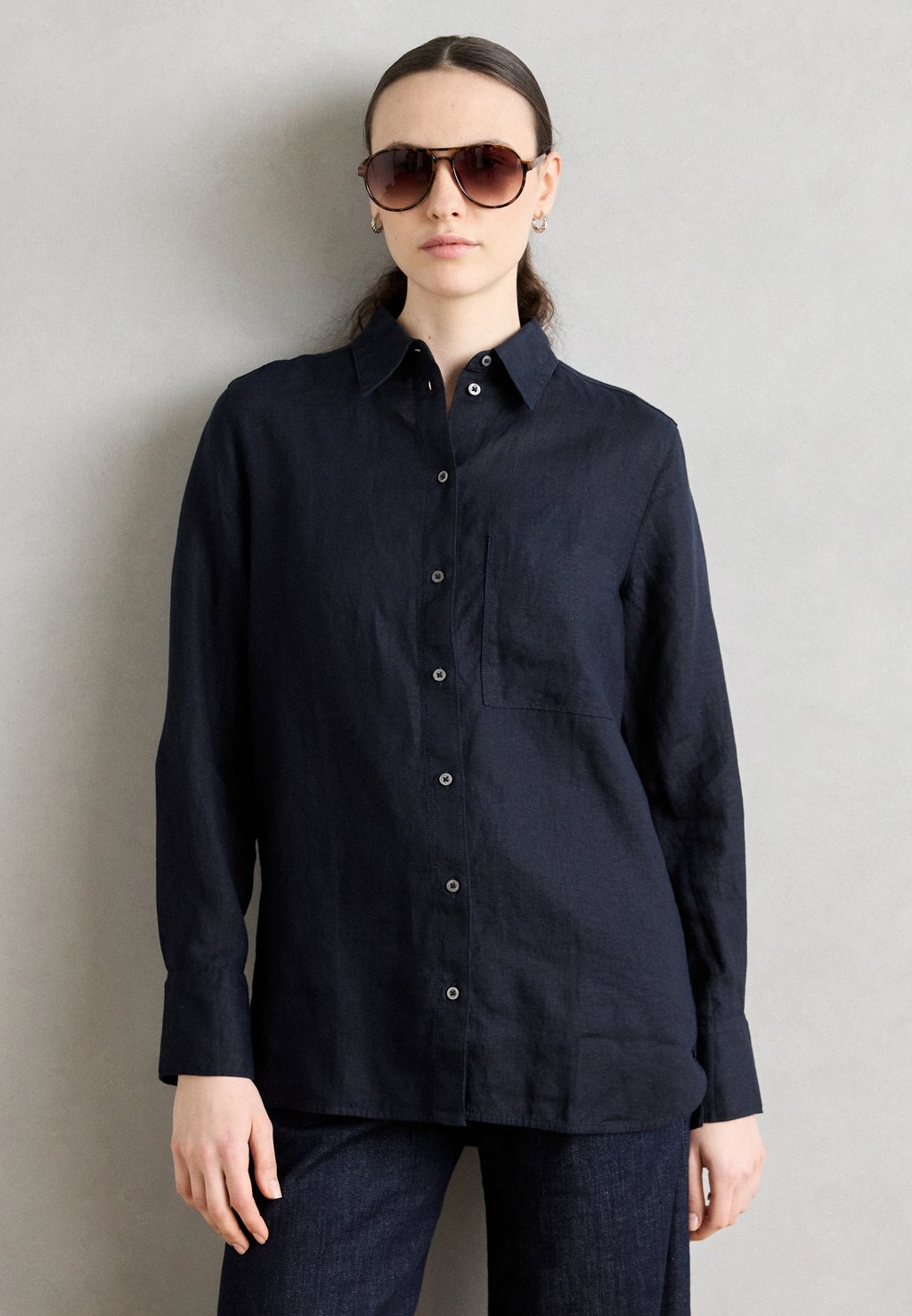 Блузка на пуговицах BLOUSE EASY SHAPED LONG SLEEVE COLLAR CHEST POCKET SOLID Marc O'Polo, Deep Night Blue
Блузка на пуговицах BLOUSE EASY SHAPED LONG SLEEVE COLLAR CHEST POCKET SOLID Marc O'Polo, Deep Night Blue