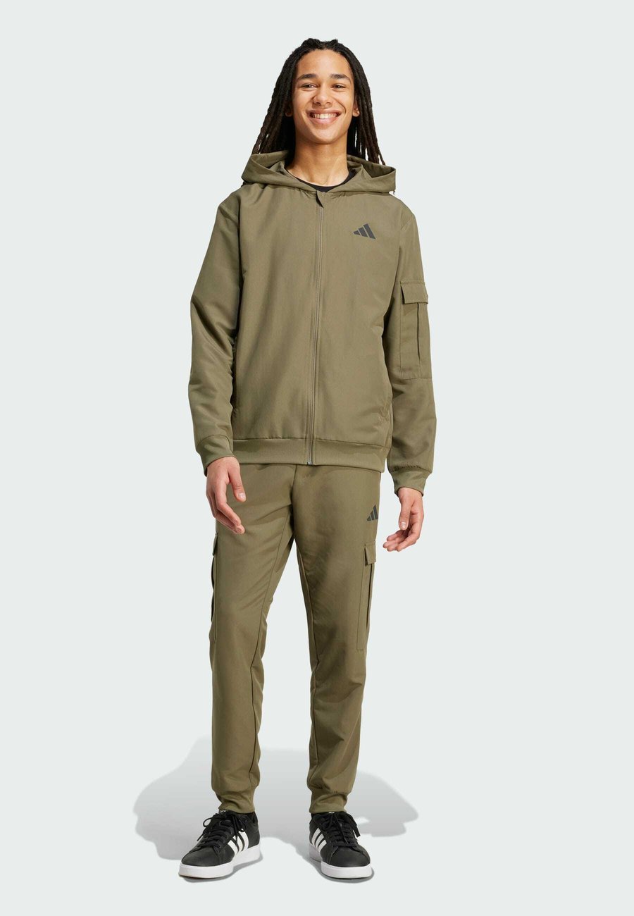 Спортивный костюм Adidas Sportswear SET, Olive Strata/Khaki
Спортивный костюм Adidas Sportswear SET, Olive Strata/Khaki