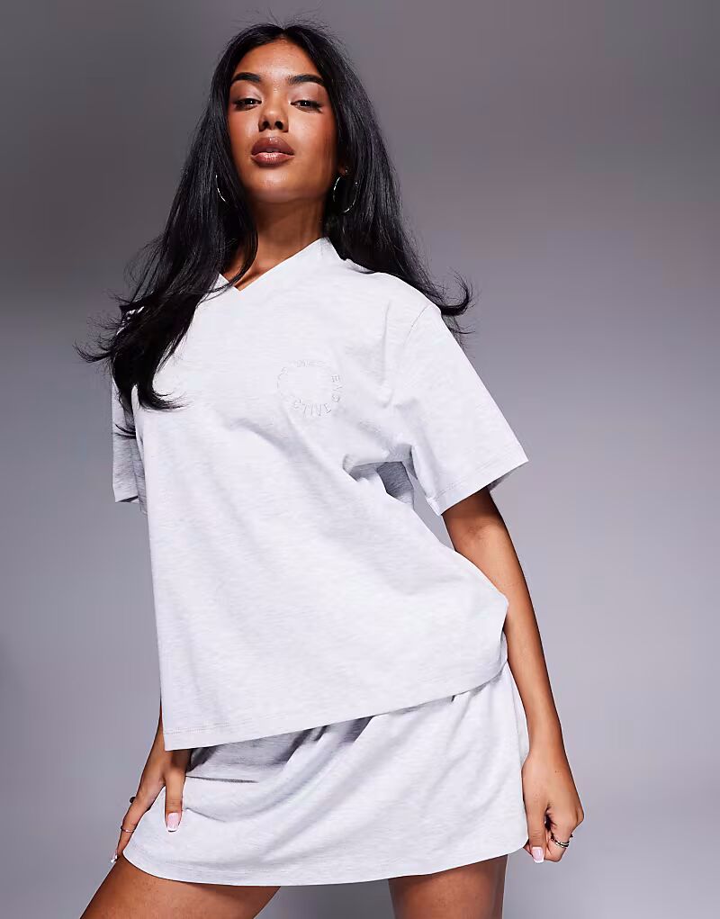 Футболка Weekend Collective co-ord с V-образным вырезом и вышитым логотипом серого меланжевого цвета ASOS Weekend Collective
Футболка Weekend Collective co-ord с V-образным вырезом и вышитым логотипом серого меланжевого цвета ASOS Weekend Collective