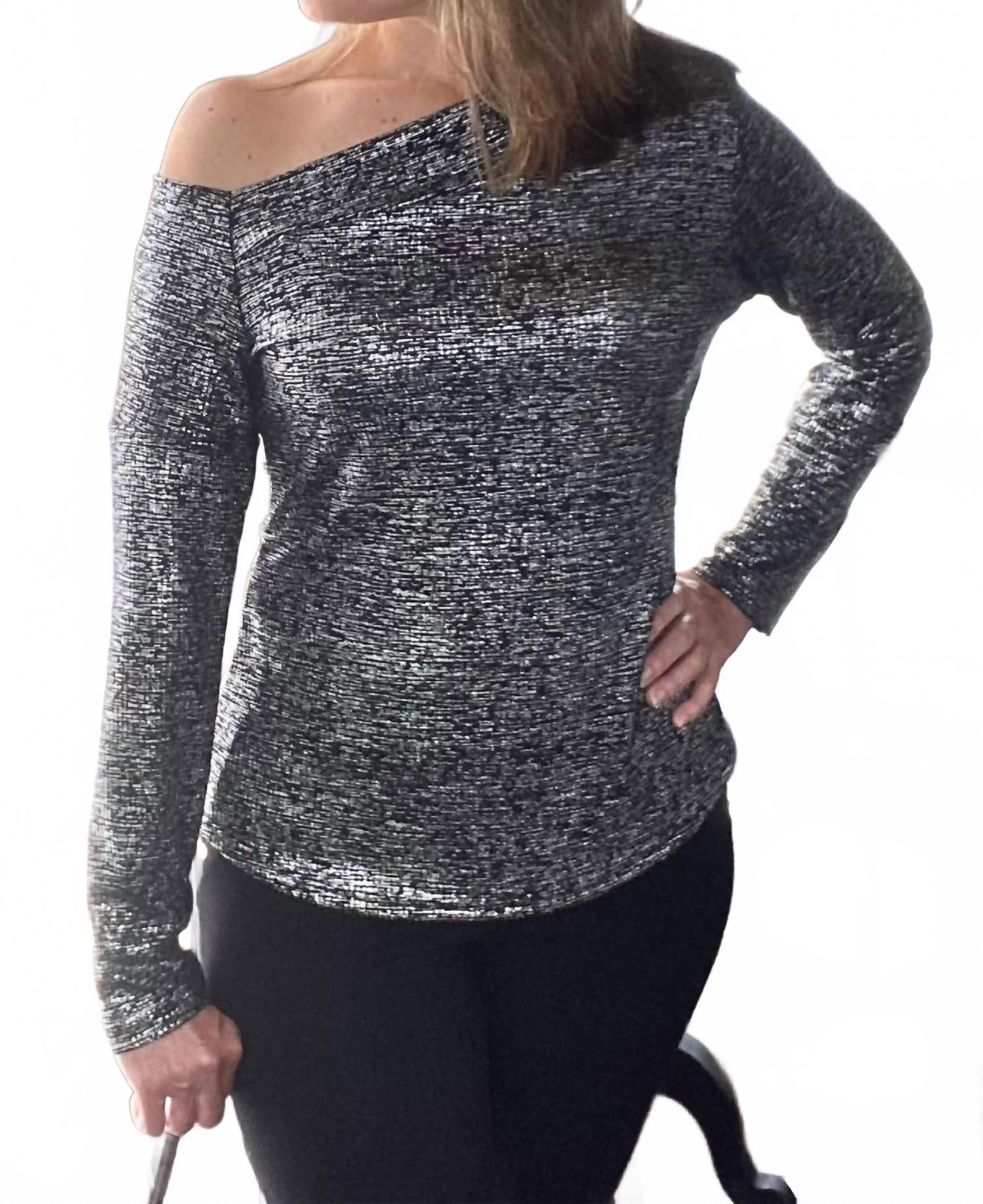 Черный топ с удлиненным плечом Ariella
Черный топ с удлиненным плечом Ariella