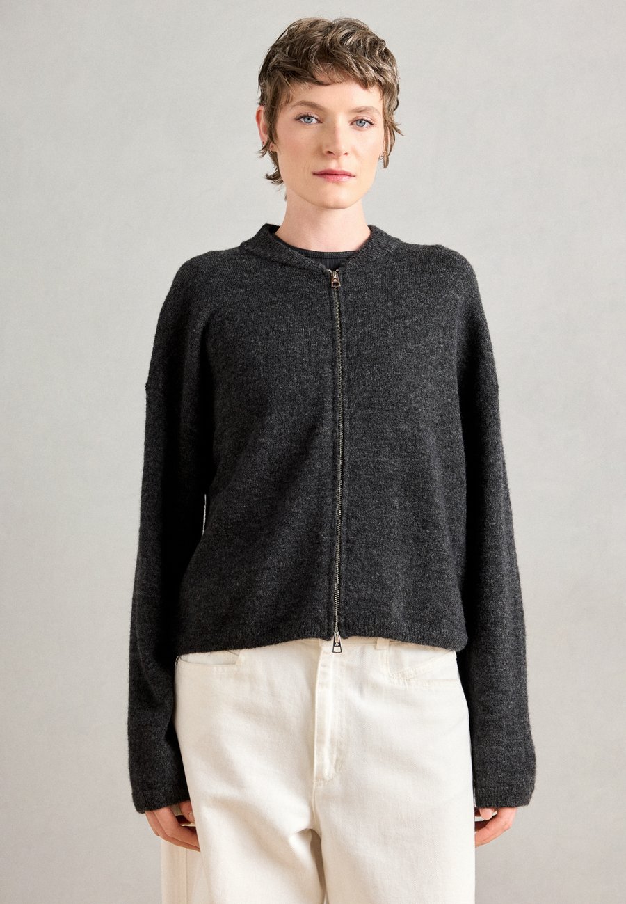Кардиган Marc O'Polo LONGSLEEVE ZIPPER, Night Grey Melange/Dark Grey
Кардиган Marc O'Polo LONGSLEEVE ZIPPER, Night Grey Melange/Dark Grey