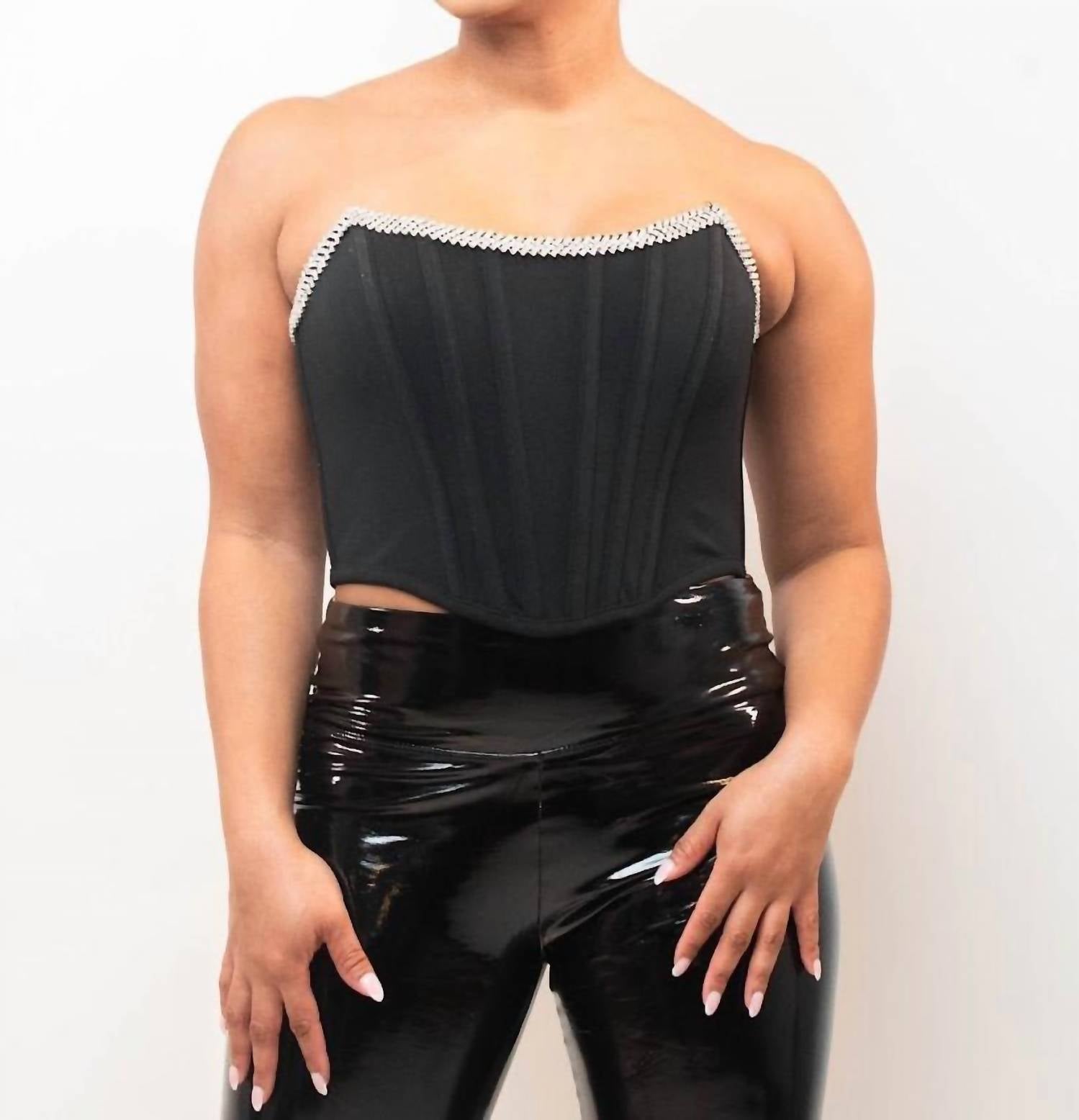 Корсетный топ с кристальной отделкой в черном цвете Miss Circle
Корсетный топ с кристальной отделкой в черном цвете Miss Circle