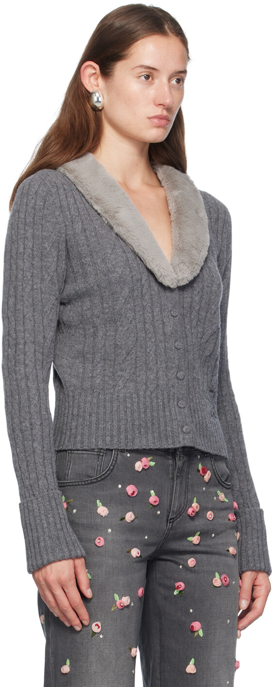 Серый кардиган с воротником из искусственного меха Blumarine
Серый кардиган с воротником из искусственного меха Blumarine