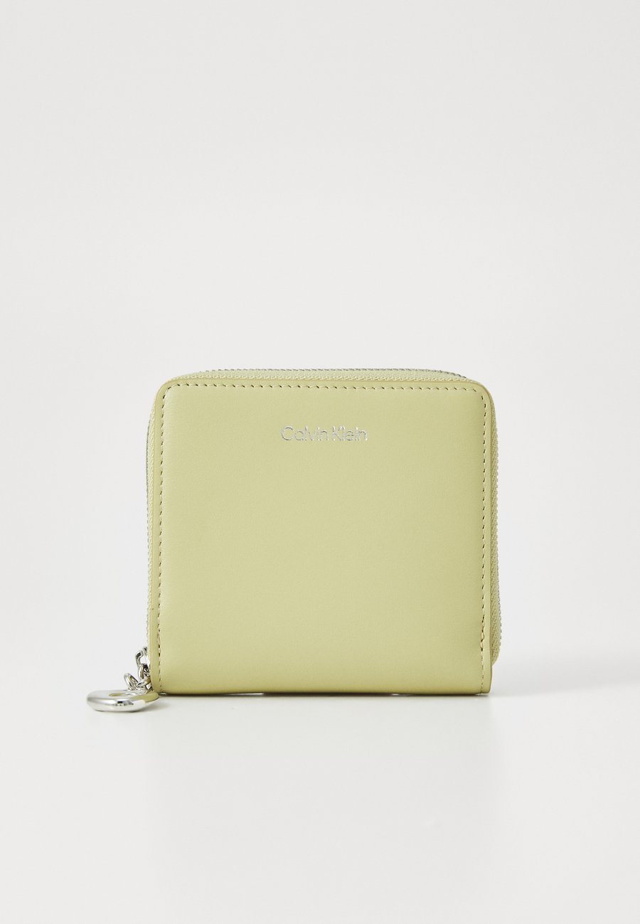 Кошелек Calvin Klein ENGRAVED, Mint Tea/Light Yellow
Кошелек Calvin Klein ENGRAVED, Mint Tea/Light Yellow