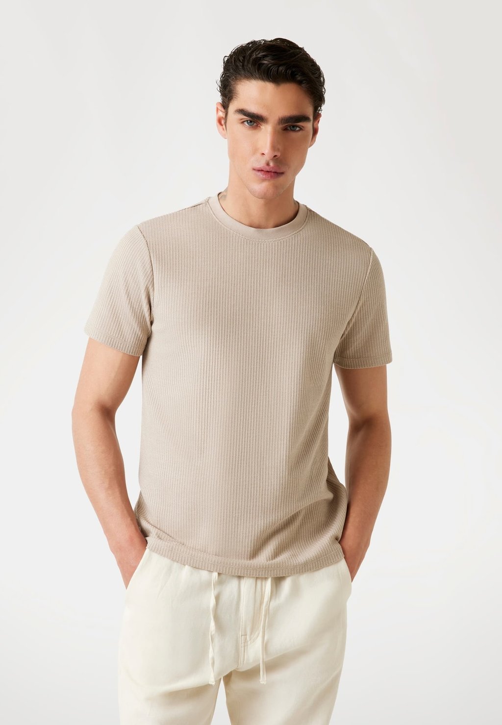 Базовая футболка Guess, бежевый 
Базовая футболка Guess, бежевый