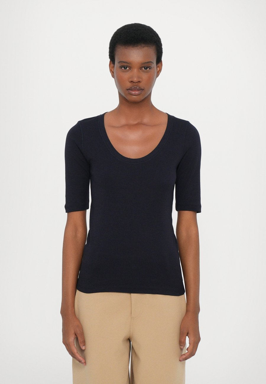 Футболка CLOSED WIDE NECK SHORT SLEEVE, Dark Night/Dark Blue, Синий, Футболка CLOSED WIDE NECK SHORT SLEEVE, Dark Night/Dark Blue
Футболка CLOSED WIDE NECK SHORT SLEEVE, Dark Night/Dark Blue, Синий, Футболка CLOSED WIDE NECK SHORT SLEEVE, Dark Night/Dark Blue