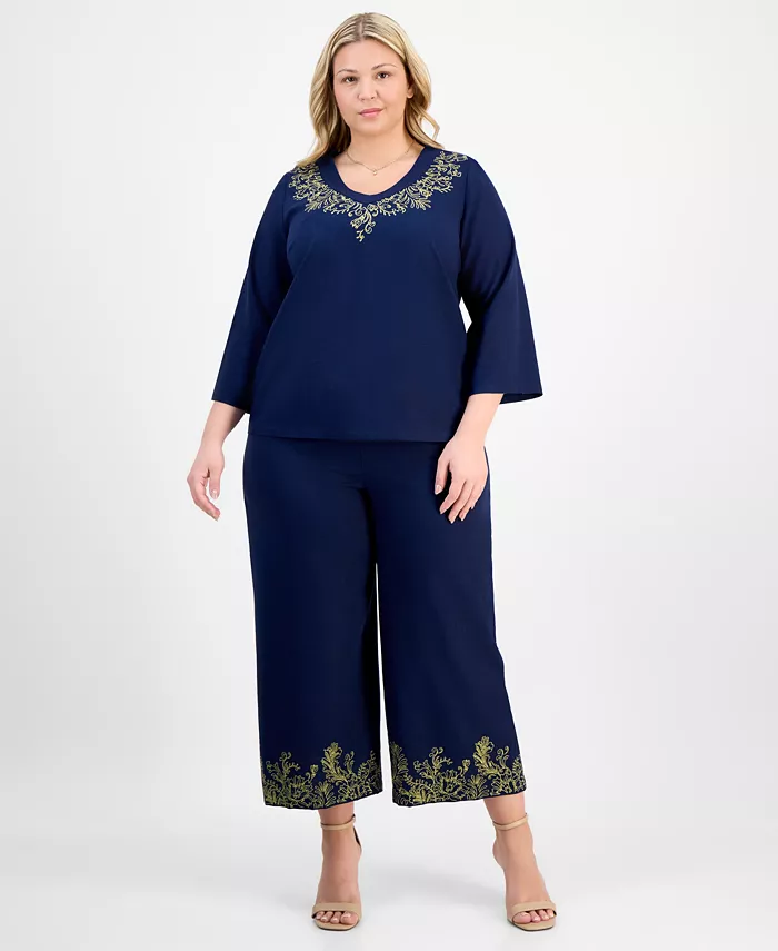 Топ больших размеров с V-образным вырезом и металлической вышивкой и брюки-капри JM Collection, синий
Топ больших размеров с V-образным вырезом и металлической вышивкой и брюки-капри JM Collection, синий