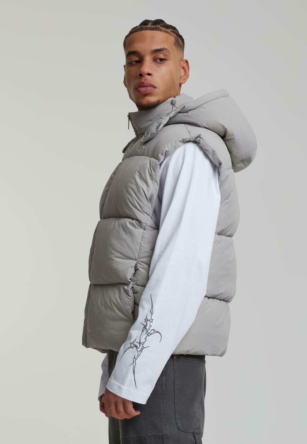 Жилет Karl Kani, светло-серый
Жилет Karl Kani, светло-серый